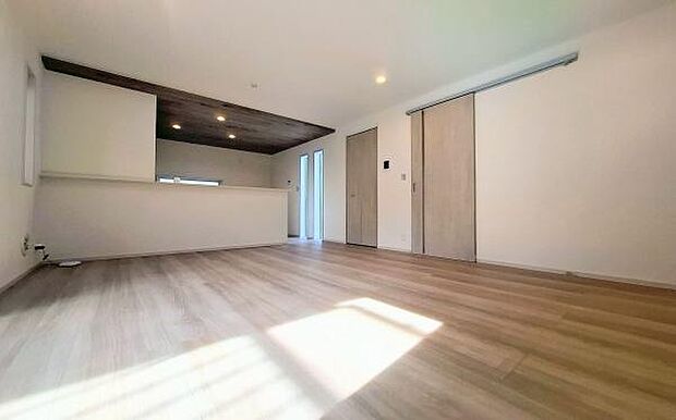 《リビングダイニング》 ■大画面TVも余裕、インテリアプランが考えやすいワイドなリビング。家族がしぜんに集まる広さ、お子様が思わず走り出す大空間。