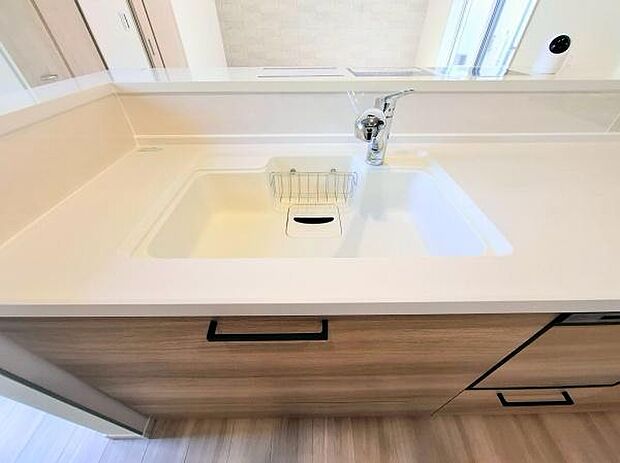 《システムキッチン》 ■人造大理石シンクは、見た目がとてもスッキリしています。水垢が付きにくいのも嬉しいポイントです。