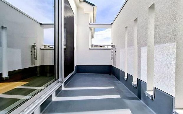 《ルーフバルコニー》 ■陽当りも良く、洗濯物も良く乾きそうです。目の前には気持ちの良い青空が広がります。