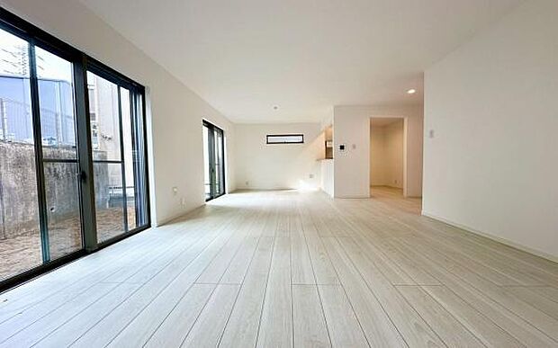 《リビングダイニング》　■豊かな光が照らすこの場所は、たわいもない会話を楽しみ、ゆったりとした時間を過ごす場所。家族の日常が刻まれる大切な空間です。自然光に溢れるこの空間はリフレッシュにピッタリです。