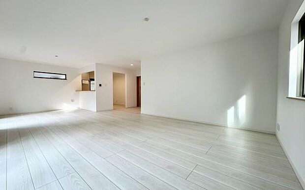 《リビングダイニング》　■開放的で広いリビング。のびのびとくつろげるリビングは、家族のコミュニケーションの場として、みんなが集まる暖かな場所に。