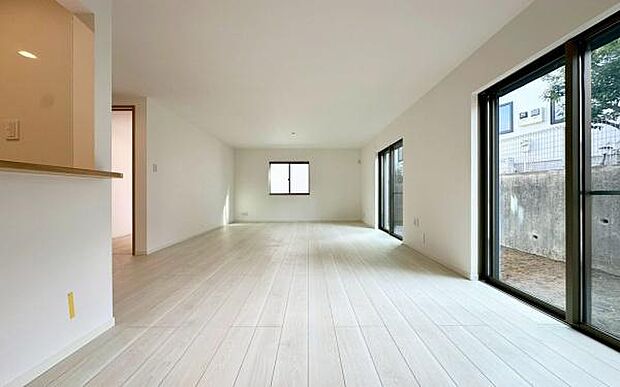 《リビングダイニング》　■家族が自然と集まって、思い思いにくつろぎ、遊び、語らう、やすらぎの空間。