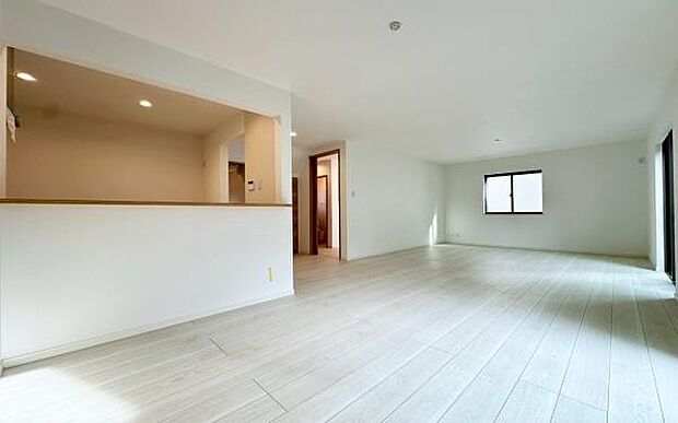 《リビングダイニング》　■上質な時間を育む暮らしのメインステージ。寛ぎとご家族とのコミュニケーションを育む居心地のよい場所。この明るい空間は家族に安らぎを与えて、落ち着いた心地よい空間になるでしょう。