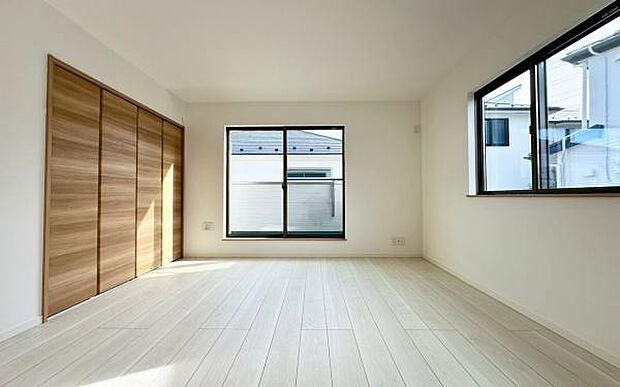 《寝室》　■ベッドを置いてもゆとりを感じられる。窓からの朝日が心地よい目覚めへと誘います。ゆとりある広さを確保し、心地よいプライベートタイムを演出します。