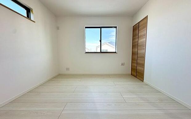 《子供部屋》　■明るい陽の差す居室。子供部屋にもちょうど良さそうですね。