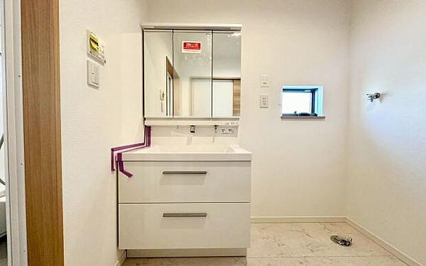 《洗面化粧台》　■使いやすいシャープなデザインの洗面化粧台。