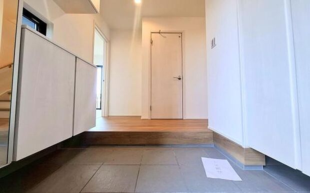 《玄関》　■我が家の顔である玄関。帰るのが楽しみになりますね。