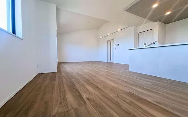 《リビングダイニング》　■開放的で広いリビング。のびのびとくつろげるリビングは、家族のコミュニケーションの場として、みんなが集まる場所に。