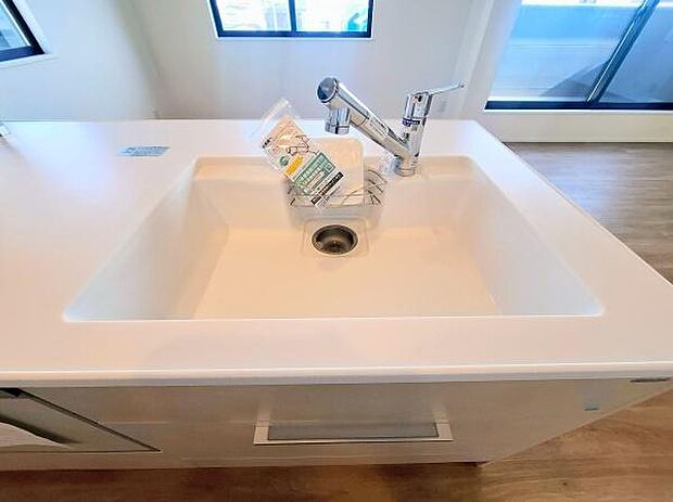 《システムキッチン》　■人造大理石シンクは、見た目がとてもスッキリしています。水垢が付きにくいのも嬉しいポイントです。