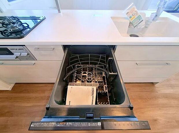 《食器洗い乾燥機》■食事後もゆっくり過ごせる食器洗い乾燥機を設置。手洗いよりもキレイに洗え、節水にもなる主婦の味方です