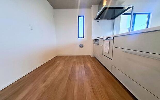 《システムキッチン》　■大型冷蔵庫や食器棚を置いても余裕なスペース。奥様の料理の腕も上がりそうな予感。