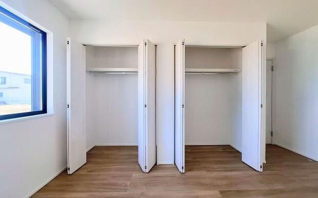 《収納》　■室内をいつもすっきり保てる、収納力のあるクローゼット。ハンガーパイプと棚板で衣類の整理整頓がしやすく、日々の暮らしをスマートにサポートします。