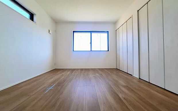 《洋室》　■収納もしっかりとれていて、陽当たりも良く明るい居室。