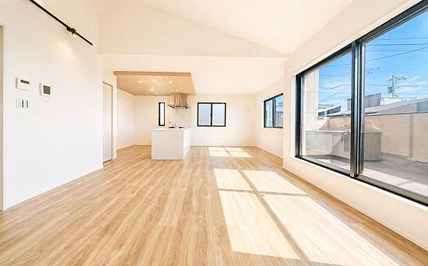 《リビングダイニング》　■寛ぎとご家族とのコミュニケーションを育む居心地のよい場所。この明るい空間は家族に安らぎを与えて、落ち着いた心地よい空間になるでしょう。