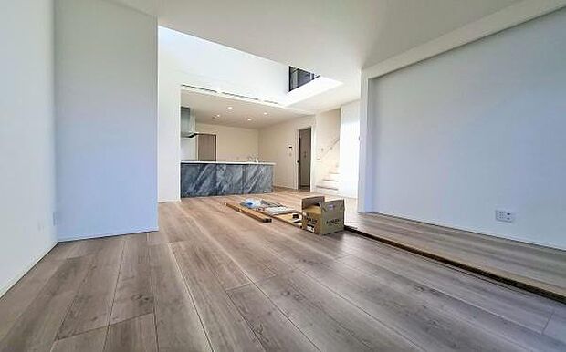 《リビングダイニング》 ■大画面TVも余裕、インテリアプランが考えやすいワイドなリビング。家族がしぜんに集まる広さ、お子様が思わず走り出す大空間。