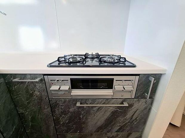 《三口ガスコンロ》 ■毎日料理をする方、家族の分まで作られる方には必須の三口ガスコンロ。同時進行が可能で効率よく、楽しく料理ができます