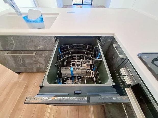 《食器洗い乾燥機》■食事後もゆっくり過ごせる食器洗い乾燥機を設置。手洗いよりもキレイに洗え、節水にもなる主婦の味方です