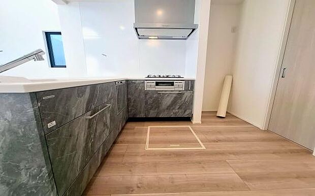 《システムキッチン》 ■大型冷蔵庫や食器棚を置いても余裕なスペース。奥様の料理の腕も上がりそうな予感。