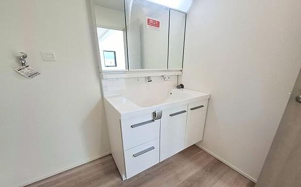 《洗面化粧台》 ■使いやすいシャープなデザインの洗面化粧台。