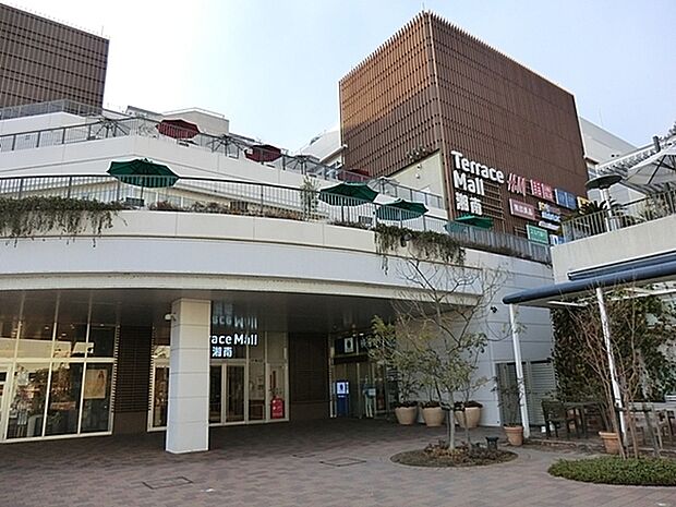 テラスモール湘南まで1443m、湘南らしい広い空や海、風を感じる4層のテラスが重なった段丘状の建物構成。地上4階建て(一部5階建て)のショッピングモール