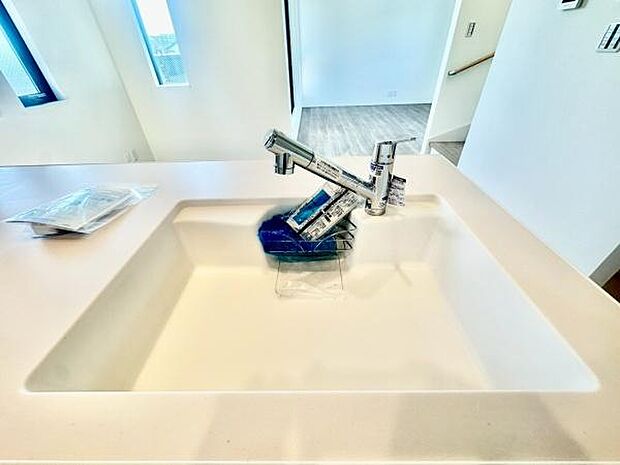 《システムキッチン》 ■人造大理石シンクは、見た目がとてもスッキリしています。水垢が付きにくいのも嬉しいポイントです。