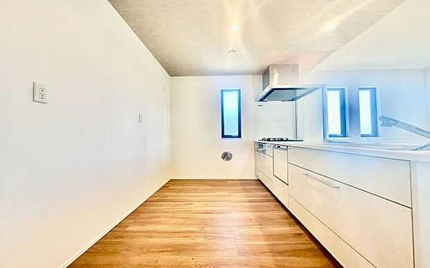 《システムキッチン》 ■大型冷蔵庫や食器棚を置いても余裕なスペース。奥様の料理の腕も上がりそうな予感。