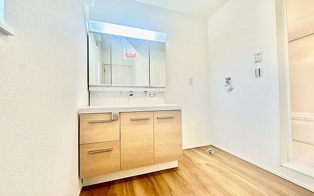 《洗面化粧台》 ■使いやすいシャープなデザインの洗面化粧台。