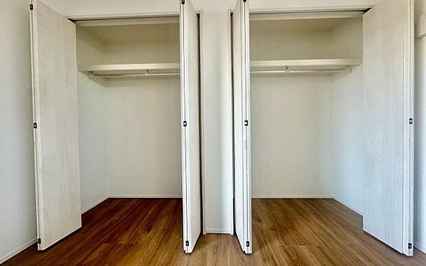 《収納》 ■室内をいつもすっきり保てる、収納力のあるクローゼット。ハンガーパイプと棚板で衣類の整理整頓がしやすく、日々の暮らしをスマートにサポートします。