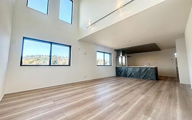 《リビングダイニング》　■大画面ＴＶも余裕、インテリアプランが考えやすいワイドなリビング。家族がしぜんに集まる広さ、お子様が思わず走り出す大空間。