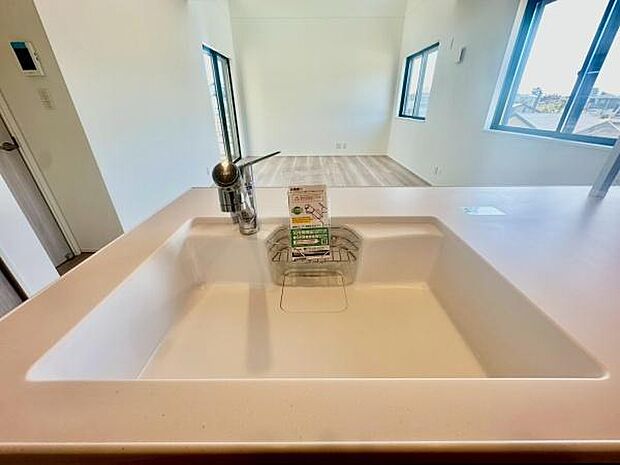 《システムキッチン》　■人造大理石シンクは、見た目がとてもスッキリしています。水垢が付きにくいのも嬉しいポイントです。