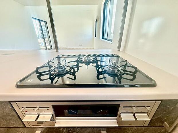 《三口ガスコンロ》 ■毎日料理をする方、家族の分まで作られる方には必須の三口ガスコンロ。同時進行が可能で効率よく、楽しく料理ができます