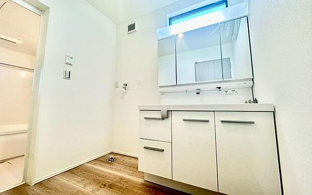 《洗面化粧台》　■使いやすいシャープなデザインの洗面化粧台。