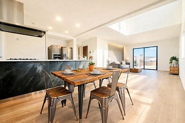 ゆとりを感じさせる上質で明るい空間が、住まう人や訪れる人を心地よく迎え入れてくれます。(本画像家具はCGで作成しており、実際に現地に家具はおかれておりません。また価格に家具は含まれておりません。)