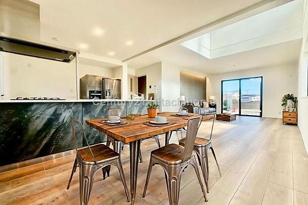 ゆとりを感じさせる上質で明るい空間が、住まう人や訪れる人を心地よく迎え入れてくれます。(本画像家具はCGで作成しており、実際に現地に家具はおかれておりません。また価格に家具は含まれておりません。)