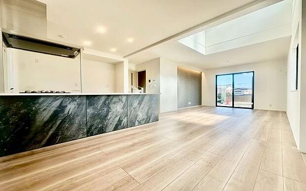 《リビングダイニング》 ■上質な時間を育む暮らしのメインステージ。寛ぎとご家族とのコミュニケーションを育む居心地のよい場所。