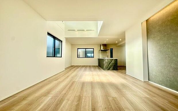 《リビングダイニング》 ■開放的で広いリビング。のびのびとくつろげるリビングは、家族のコミュニケーションの場として、みんなが集まる場所に。