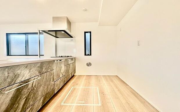 《キッチン》 ■使いやすい収納豊富なキッチンです。