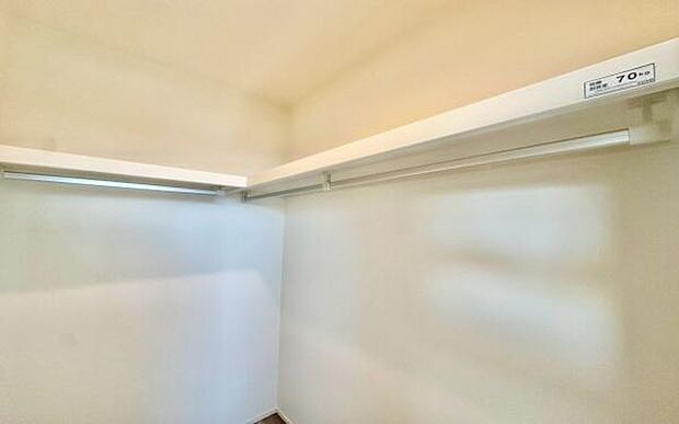 《ウォークインクローゼット》 ■大容量のウォークインクローゼットをご用意。衣類だけでなく、遊び道具やトランクなどの旅行用品の収納にも重宝します。