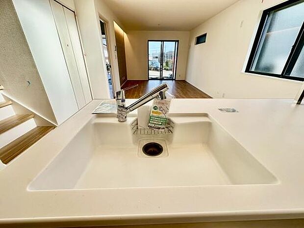 《システムキッチン》 ■人造大理石シンクは、見た目がとてもスッキリしています。水垢が付きにくいのも嬉しいポイントです。
