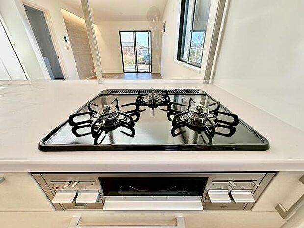 《三口ガスコンロ》 ■毎日料理をする方、家族の分まで作られる方には必須の三口ガスコンロ。同時進行が可能で効率よく、楽しく料理ができます