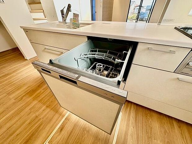 《食器洗い乾燥機》■食事後もゆっくり過ごせる食器洗い乾燥機を設置。手洗いよりもキレイに洗え、節水にもなる主婦の味方です