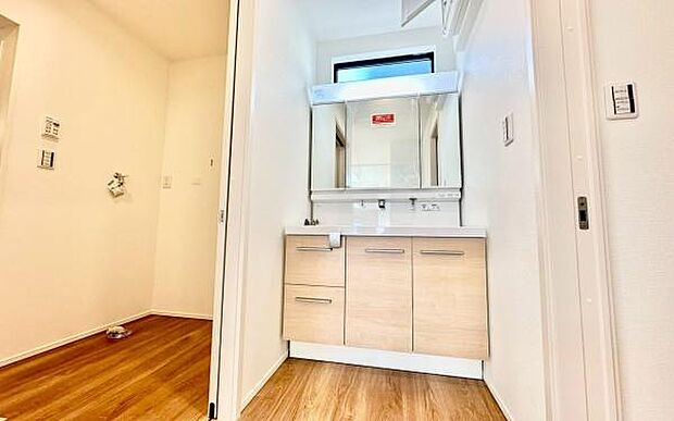 《洗面化粧台》 ■使いやすいシャープなデザインの洗面化粧台。