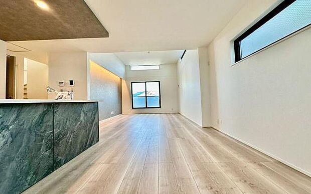 《リビングダイニング》　■開放的で広いリビング。のびのびとくつろげるリビングは、家族のコミュニケーションの場として、みんなが集まる場所に。