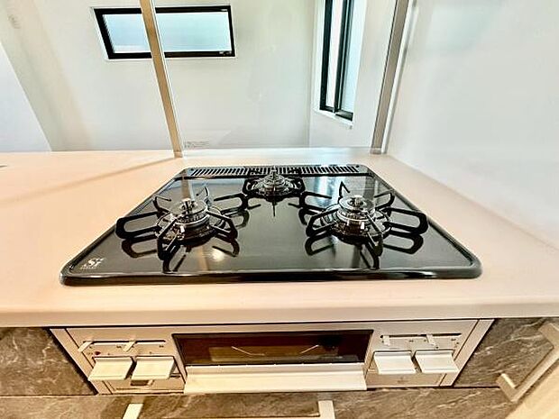 《三口ガスコンロ》 ■毎日料理をする方、家族の分まで作られる方には必須の三口ガスコンロ。同時進行が可能で効率よく、楽しく料理ができます