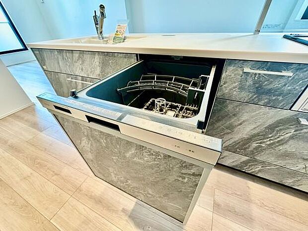 《食器洗い乾燥機》■食事後もゆっくり過ごせる食器洗い乾燥機を設置。手洗いよりもキレイに洗え、節水にもなる主婦の味方です