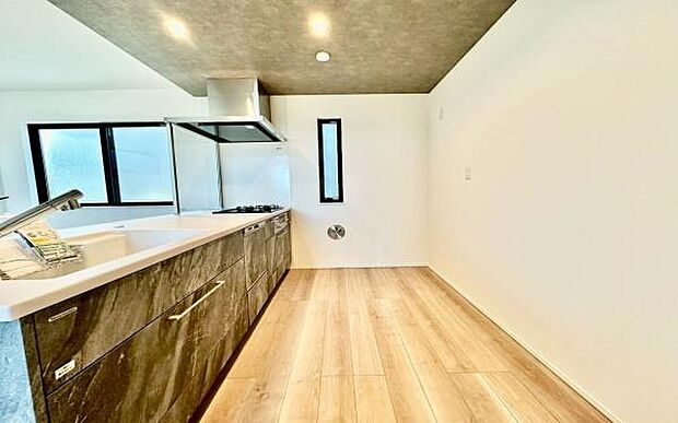 《システムキッチン》　■大型冷蔵庫や食器棚を置いても余裕なスペース。奥様の料理の腕も上がりそうな予感。