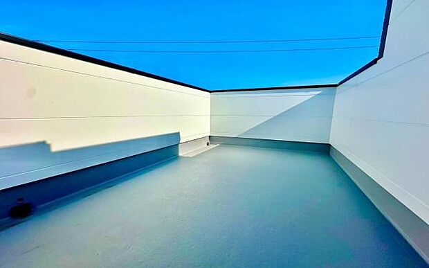 《ルーフバルコニー》　■陽当りも良く、洗濯物も良く乾きそうです。目の前には気持ちの良い青空が広がります。