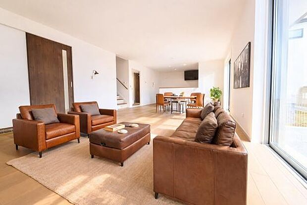 ゆとりを感じさせる上質で明るい空間が、住まう人や訪れる人を心地よく迎え入れてくれます。(本画像家具はCGで作成しており、実際に現地に家具はおかれておりません。また価格に家具は含まれておりません。)