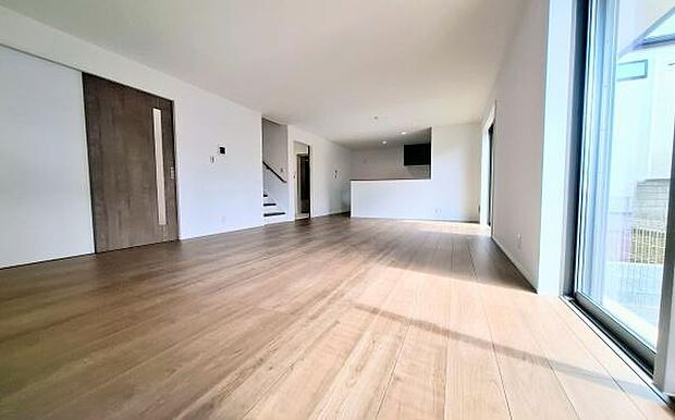 《リビングダイニング》 ■開放的で広いリビング。のびのびとくつろげるリビングは、家族のコミュニケーションの場として、みんなが集まる憩いの場所に。