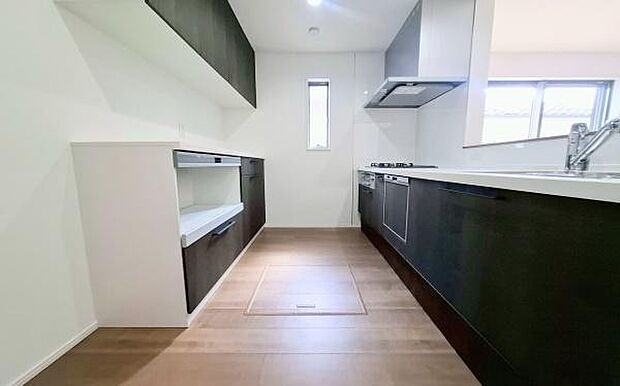 《システムキッチン》 ■家族が集う楽しく親子の会話も弾む対面キッチン。明るく清潔で使い勝手のいいキッチンには、いつも家族の笑顔があふれています。